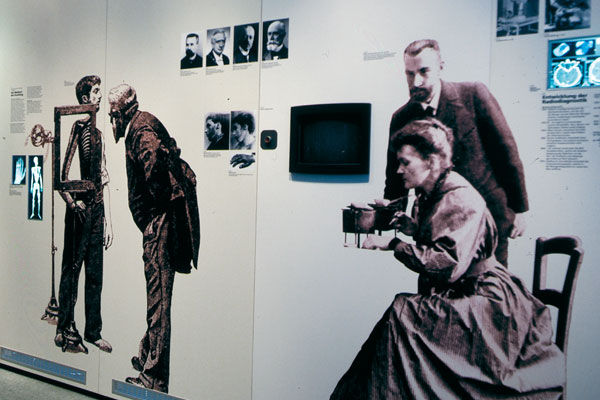 Die multimediale Wand über Röntgen und das Ehepaar Curie.