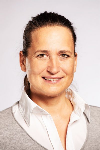 Portait-Aufnahme von Simone Klein, der Leiterin des B. Braun Heimdialyse Services. 