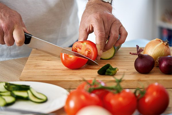 Ernährungstipps Krebs: Gemüse wird geschnitten