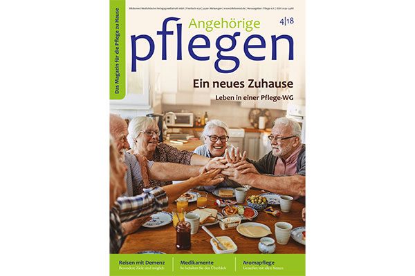 Das Cover des Magazins „Angehörige pflegen“ zeigt Menschen, die gemeinsam am Tisch sitzen und fröhlich sind. 
