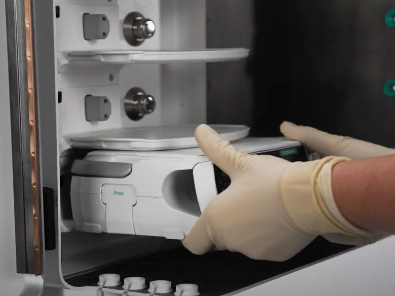 Einsetzen einer Pumpe in eine Station