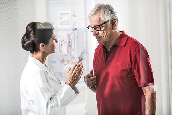 Eine Nephrologin befindet sich im Gespräch mit ihrem Patienten.