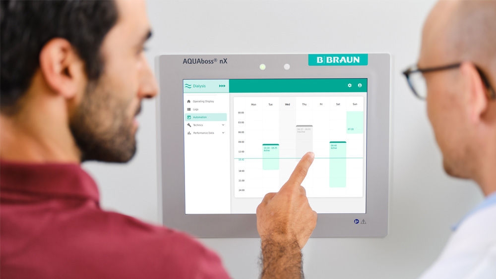 Ein Techniker berührt den Bildschirm des AQUAboss nX Wasseraufbereitungssystems.