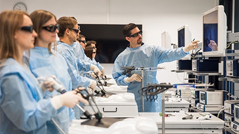 Situation im OP, Ärzte schauen auf einen Monitor