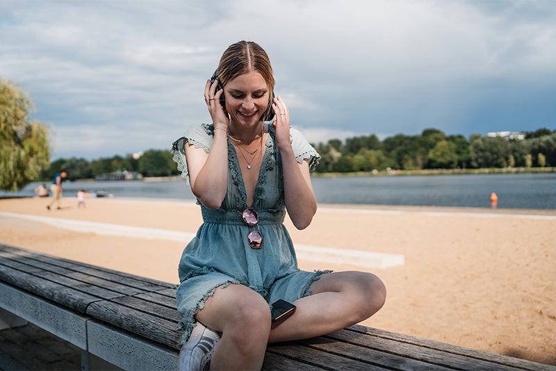 Kurzdarmpatientin Sarah hört Musik am See