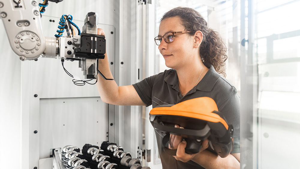 Junge Frau bei der Herstellung einer Knieendoprothese