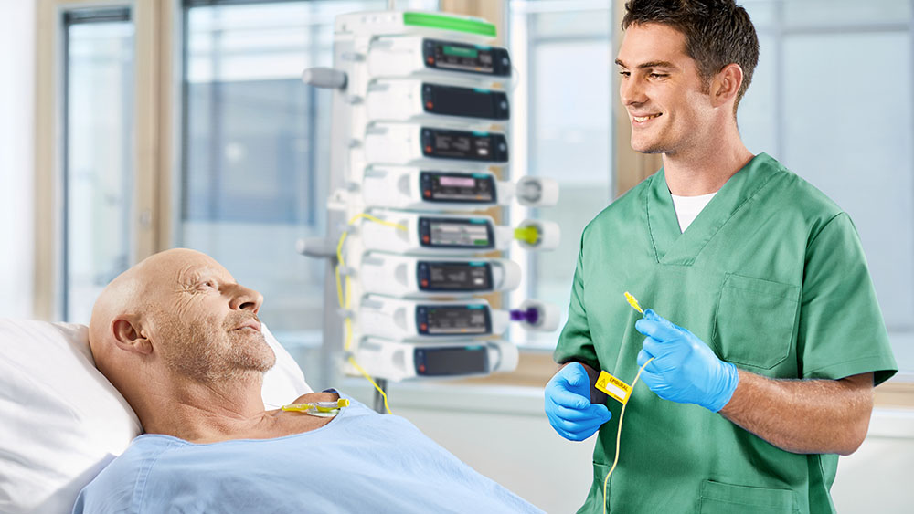 Die Pflegekraft verbindet intuitiv die Regionalanästhesieleitung