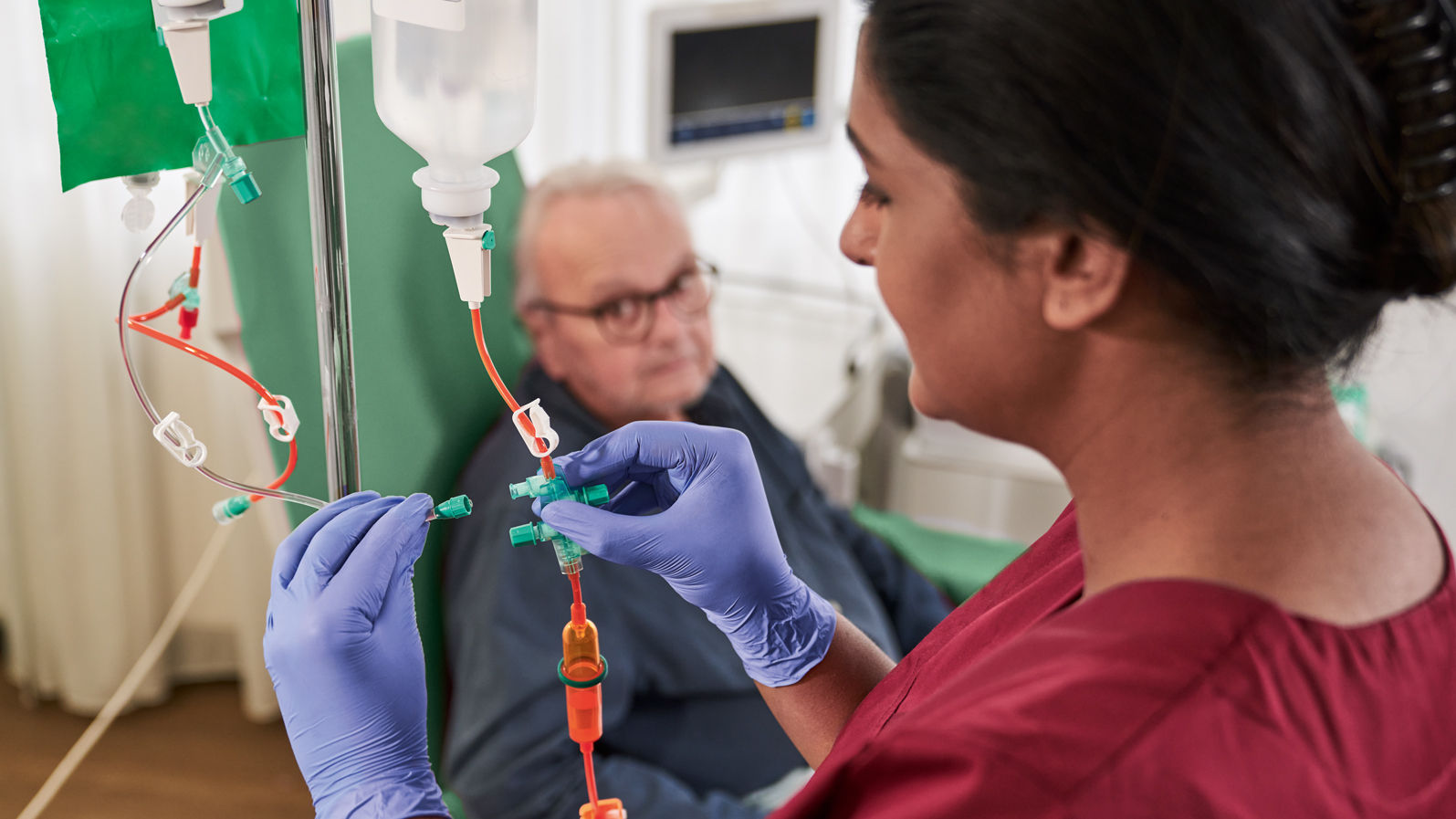 Das Bild zeigt eine Nahaufnahme der Verabreichung von einer Infusion