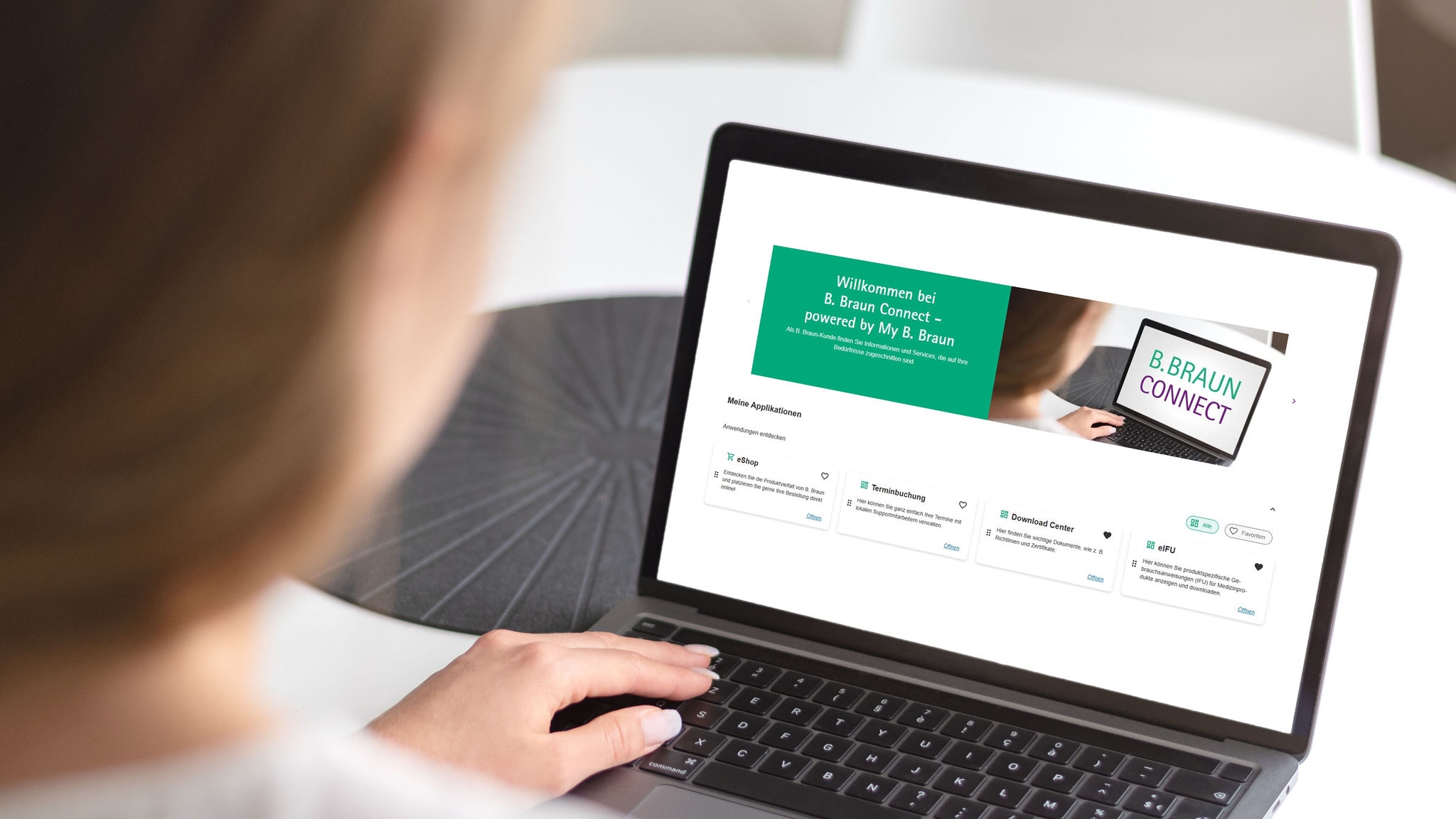 Frau ruft das Kundenportal von B. Braun auf