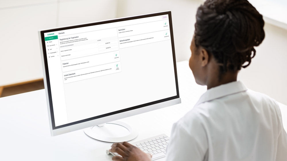Frau vor einem Desktop-Monitor mit dem ForPatientApp-Bildschirm
