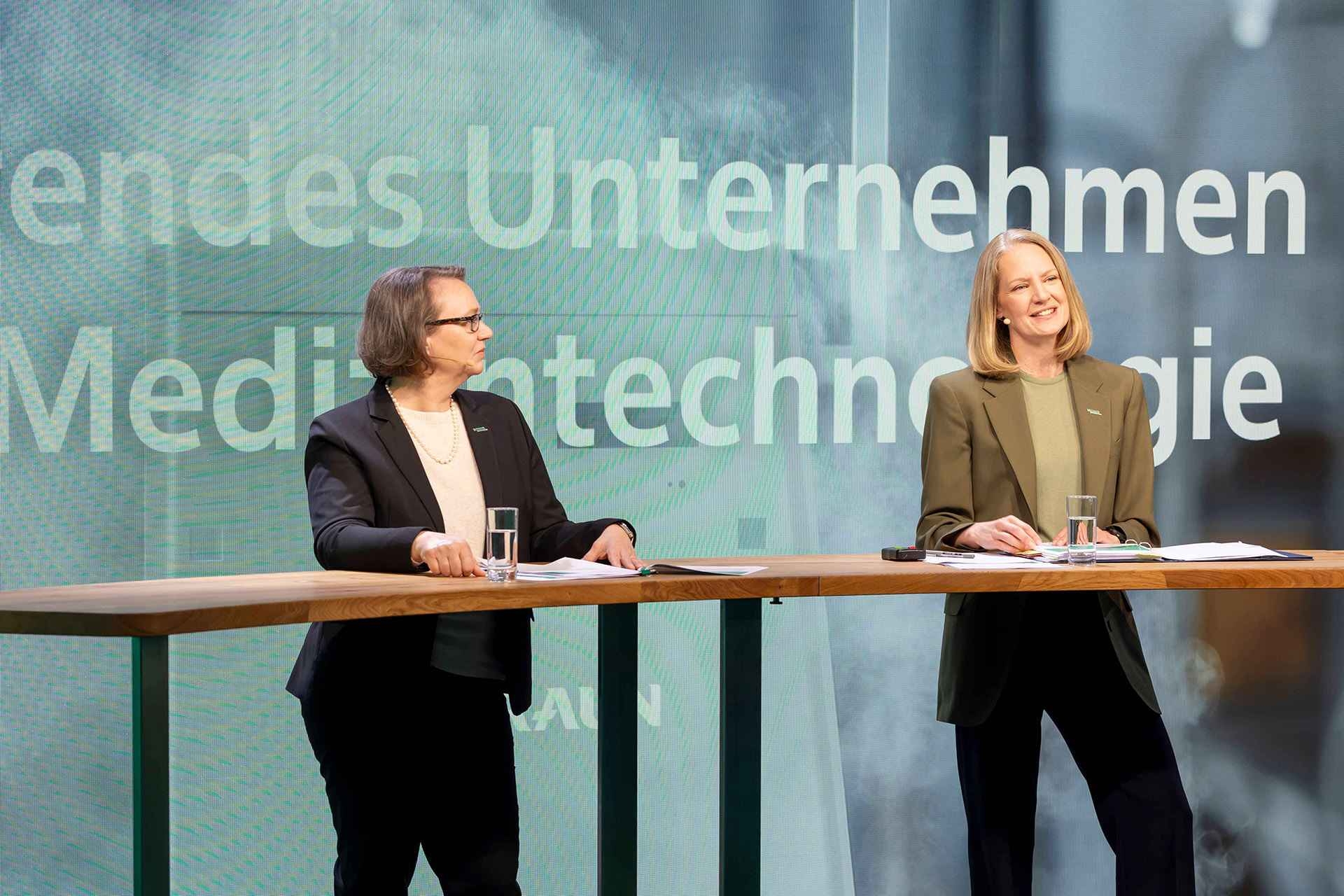 Anna Maria Braun und Ingrun Alsleben bei der Geschäftsjahrespräsentation