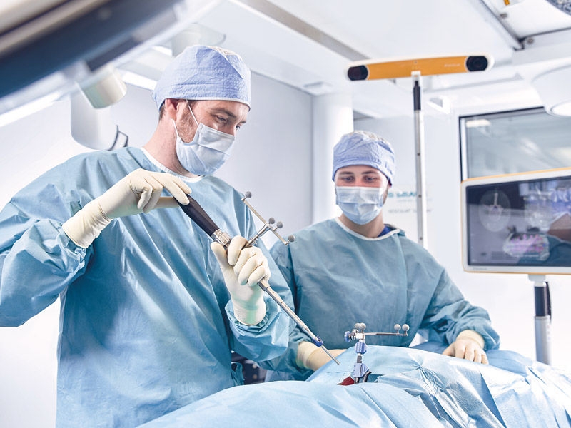 Zwei Chirurgen während eines chirurgischen Eingriffs mit Ennovate® TLSP Bohrlehre