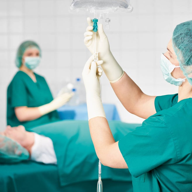 Pflegekraft, die perioperativ Medikamente verabreicht