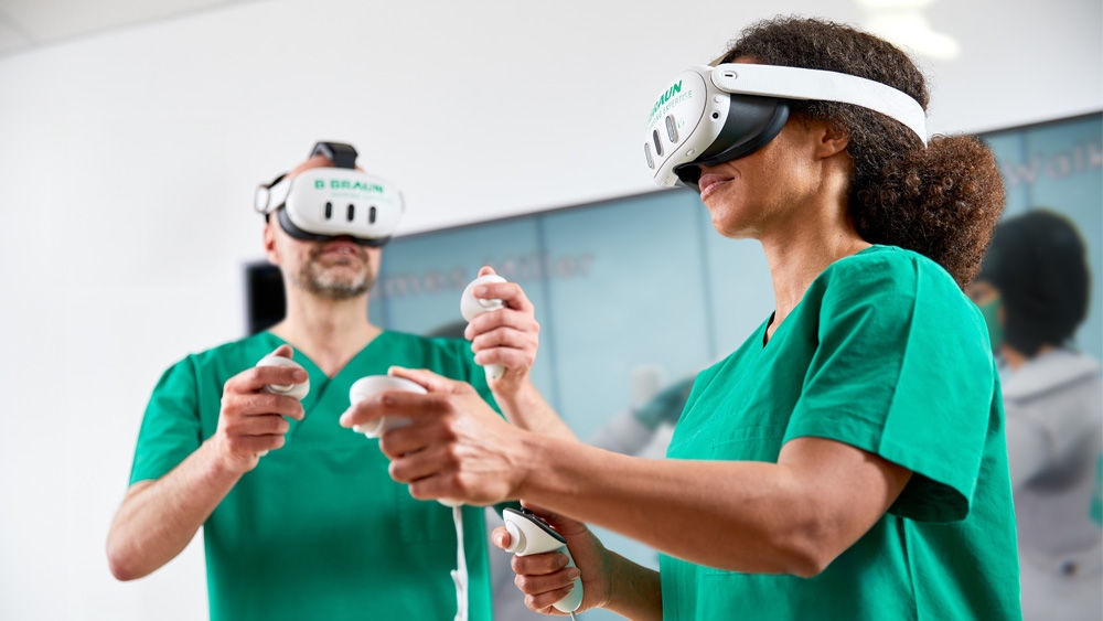 Zwei Krankenpfleger mit VR-Brille