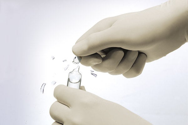 Bruch einer Glasampulle – umherfliegende Glassplitter