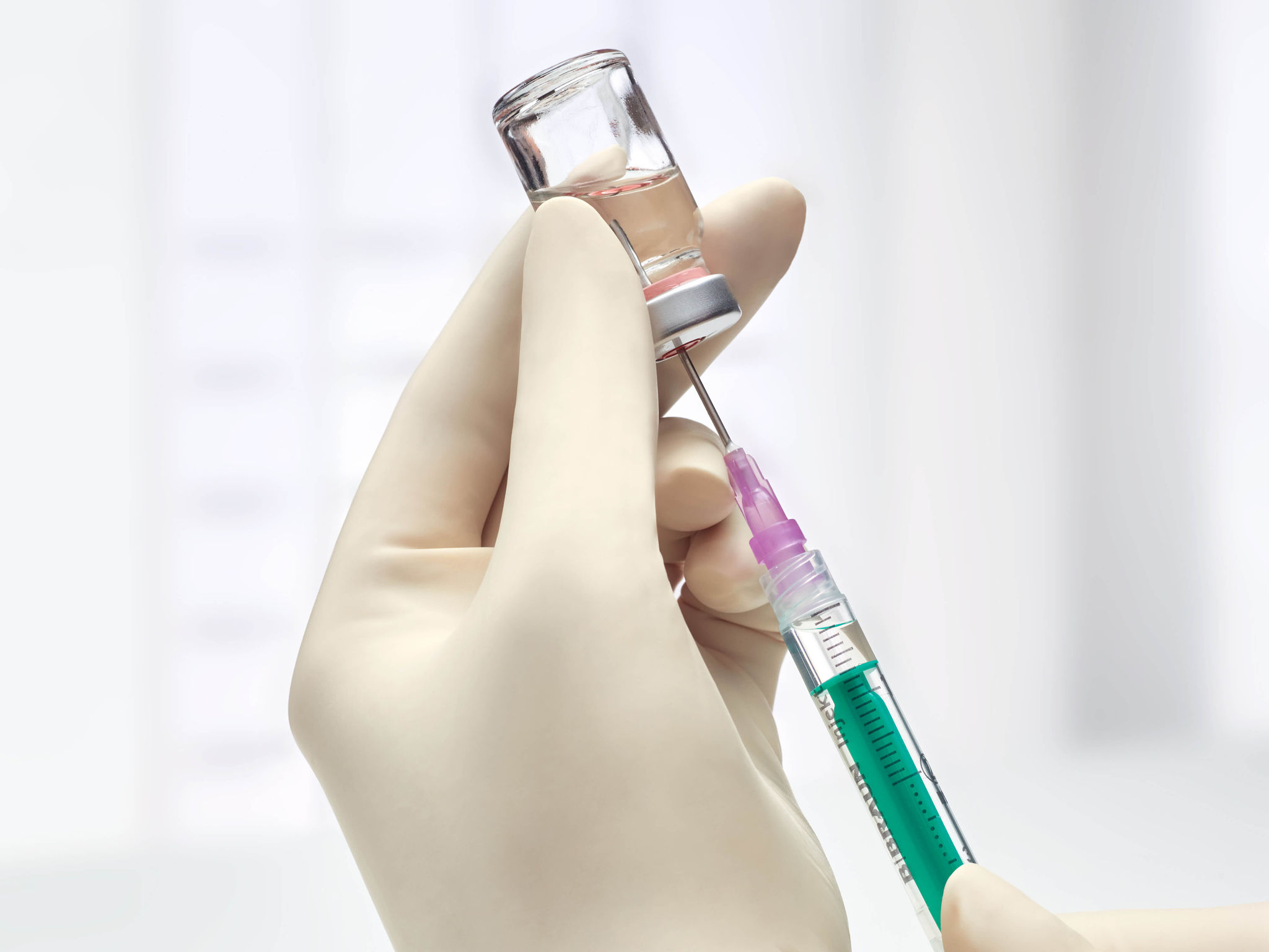 Eine Spritze wird mit einem Medikament aufgezogen