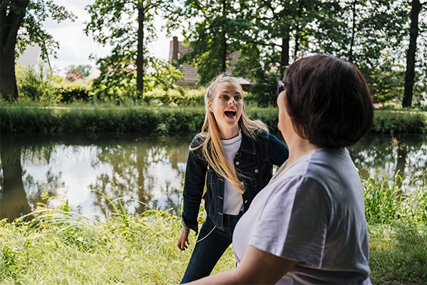 Kurzdarmsyndrompatientin Sarah lachend bei Spaziergang im Park