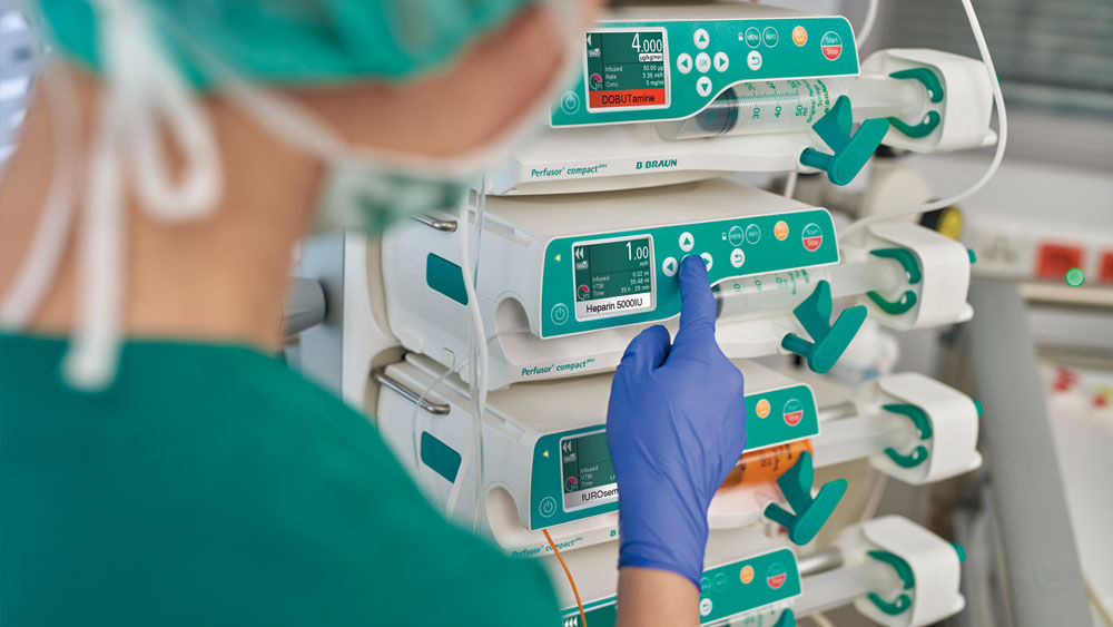 Medizinische Fachkraft setzt die compactplus® Pumpe ein