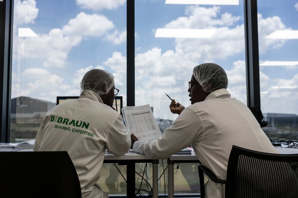 Mitarbeiter des Testlabors ​  in der B. Braun-Fabrik in Longlake.