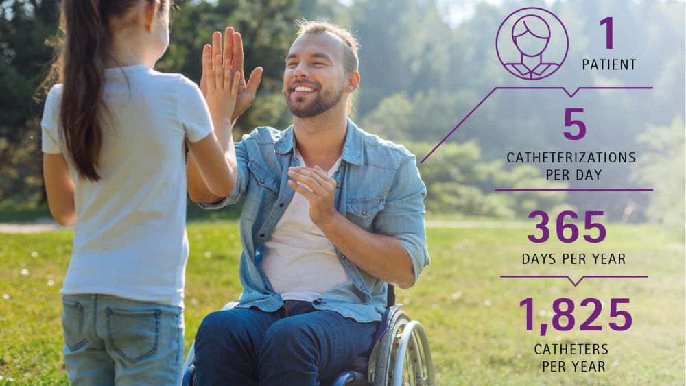 Vater und Tochter teilen einen fröhlichen Moment im Rollstuhl und zeigen ihre starke Bindung und Verbindung.