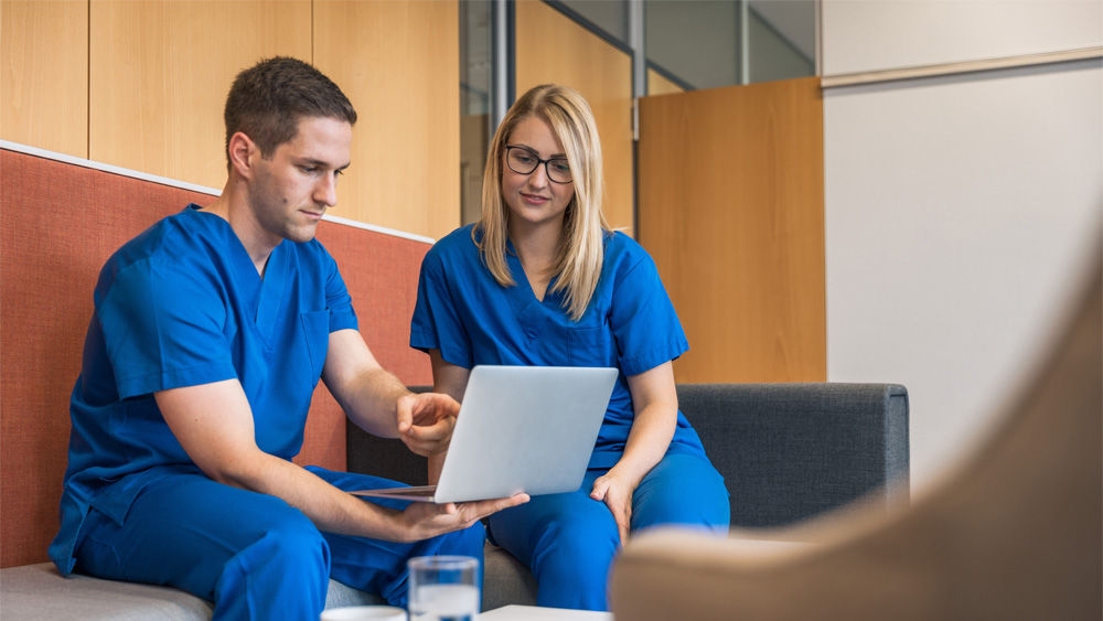 Zwei medizinische Fachkräfte nehmen an einer digitalen Sitzung über diabetische Fußgeschwürinfektionen teil