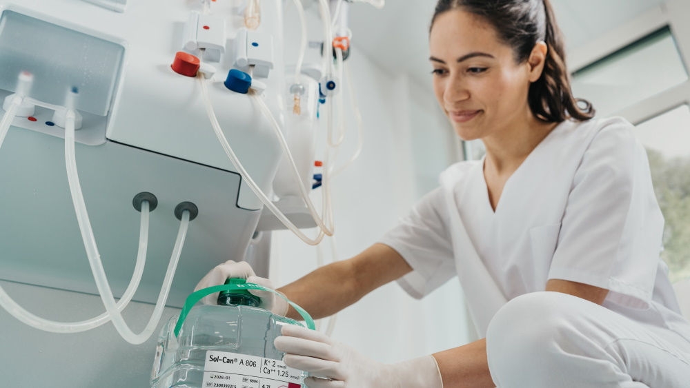 Eine medizinische Fachkraft öffnet die Flasche mit Sol-Can A