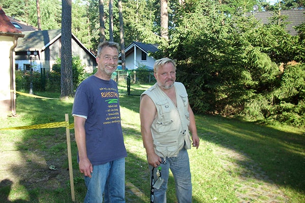 Leben mit Kurzdarmsyndrom: Patient Manfred mit Axel Prahl in Natur
