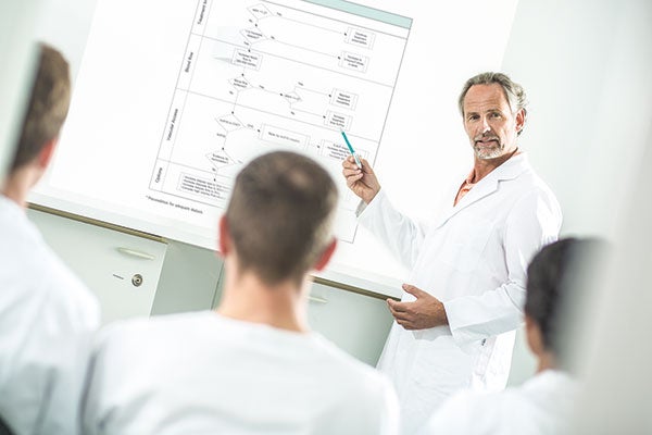 Ein Nephrologe schult sein medizinisches Personal.