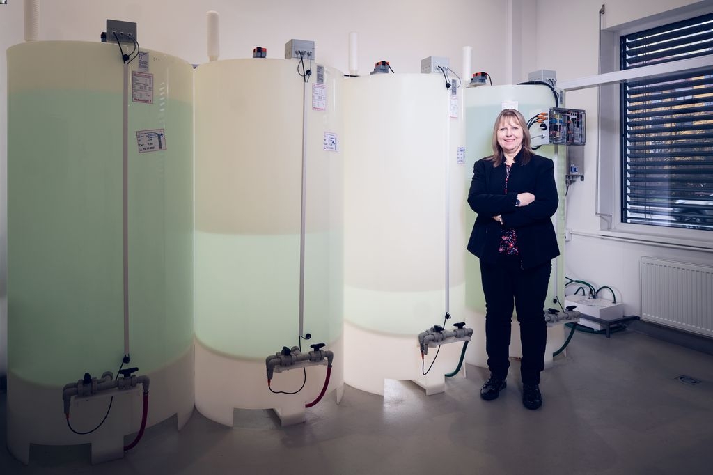 Jitka Pancířová, Global Quality Manager für Dialyse bei B. Braun, steht vor den Tanks, in denen die vor Ort gemischte Dialysierflüssigkeit gelagert wird. 