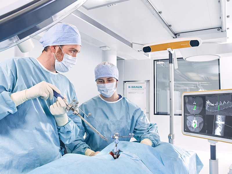 Zwei Chirurgen während eines chirurgischen Eingriffs mit Ennovate® 3D Wirbelkörperfusionsgeräten