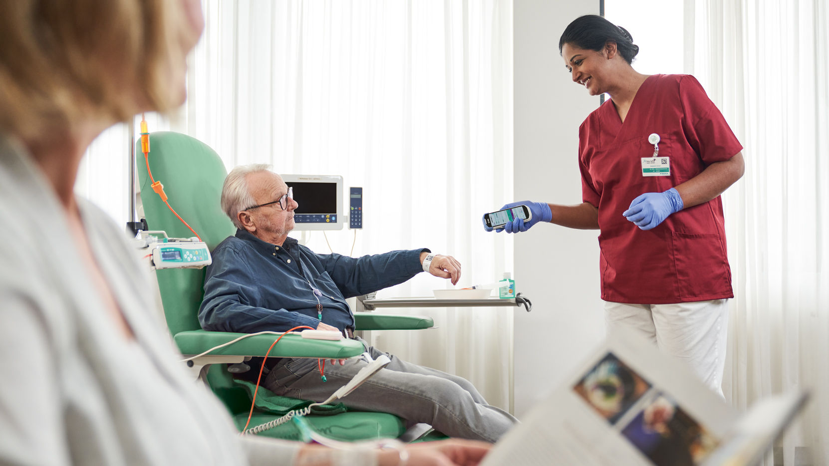 Das Bild zeigt einen Patienten, der eine Therapie verabreicht bekommt
