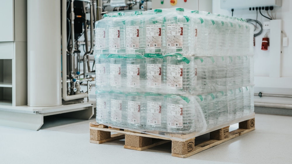 Viele Sol-Can-A Kanister stehen auf einer Transportpalette bereit zum Verladen