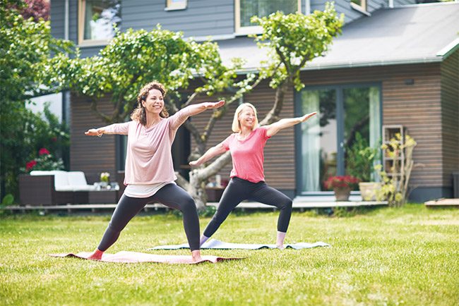 Krebspatientin macht Sport im Garten mit Freundin