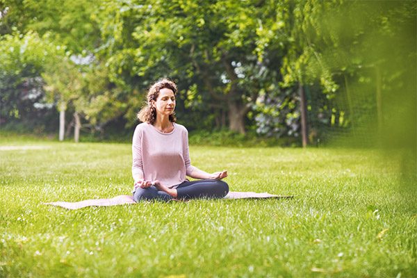 Krebspatientin beim Yoga als entspannender Sport
