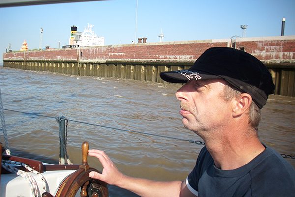 Bootsfahrt: Kurzdarmpatient Manfred am Steuer