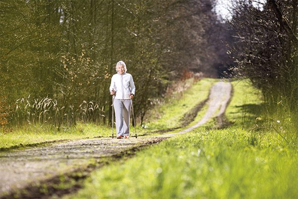 Niereninsuffizienz-Patientin beim Walking: Bewegung gegen Bluthochdruck