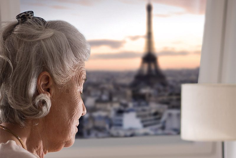 Niereninsuffizienz-Patientin sitzt am Fenster im Restaurant in Paris