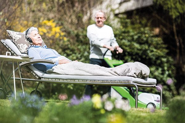 Energie aus der Ernährung: Niereninsuffizienz-Patientin entspannt auf Liege im Garten.