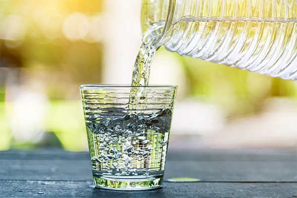 Wasserglas: Bei Dialyse lieber weniger trinken