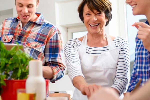 Ernährung mit Stoma: Patient und Familie in der Küche
