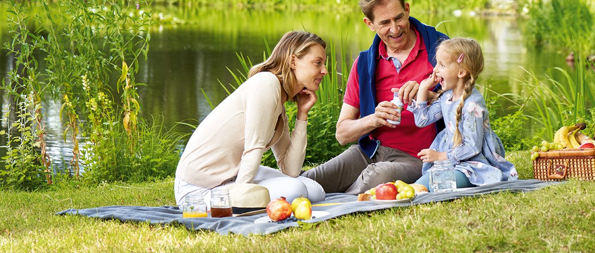 Ernährungstherapie: Krebspatient bei Picknick mit Familie