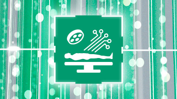 Eine Zeichnung eines Operationssaals, in der ein Patient auf dem Operationstisch liegt und von zwei Ärzten operiert wird.