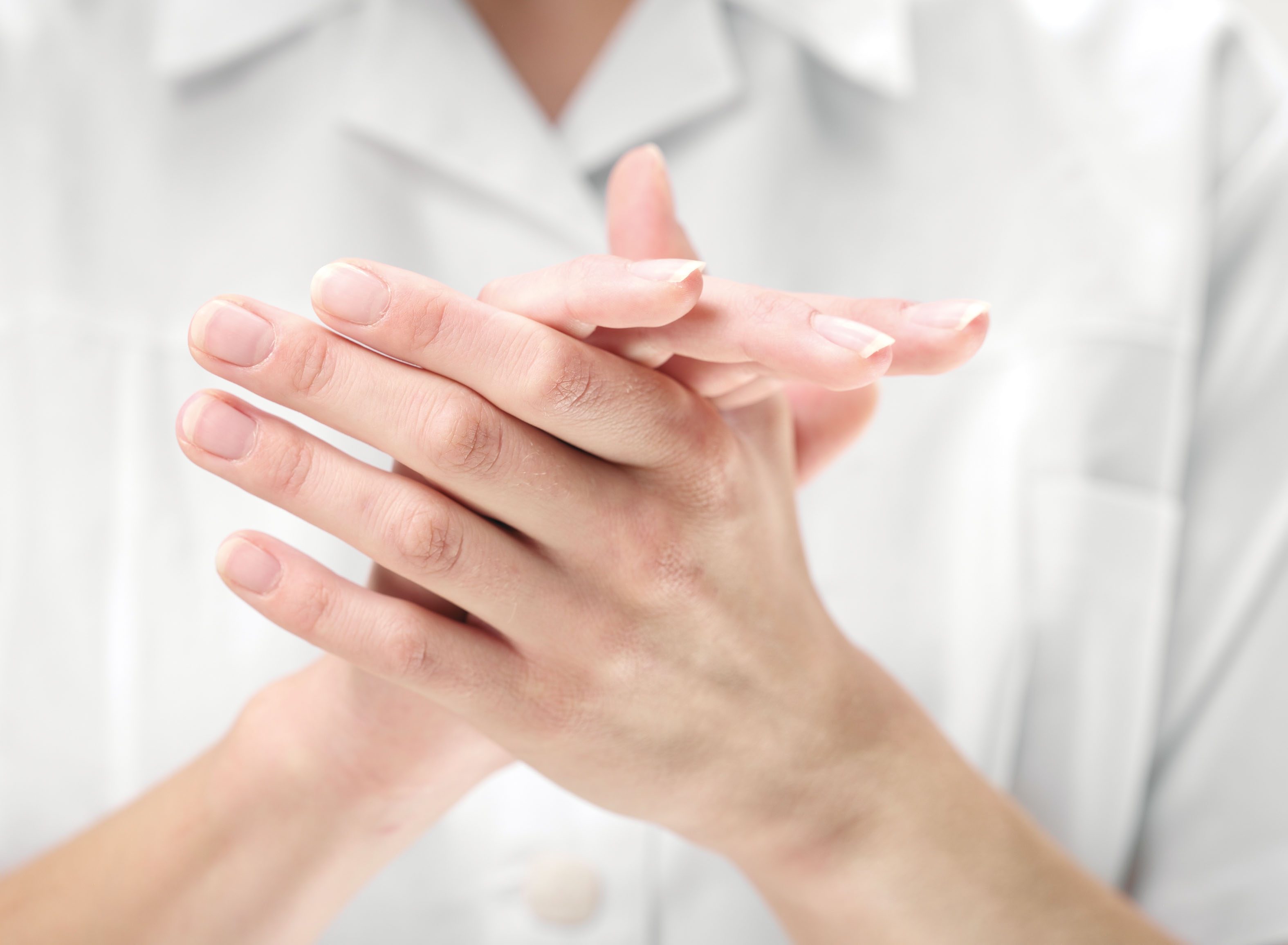 Die Hände stellen für das Personal die wichtigsten Werkzeuge im Praxis- oder Llinikalltag dar. Einen effektiven und einfachen Schutz bietet die korrekt durchgeführte Händedesinfektion. 