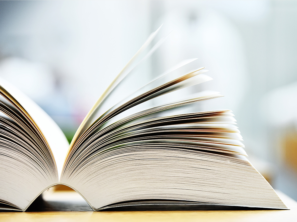 offenes Buch auf dem Tisch