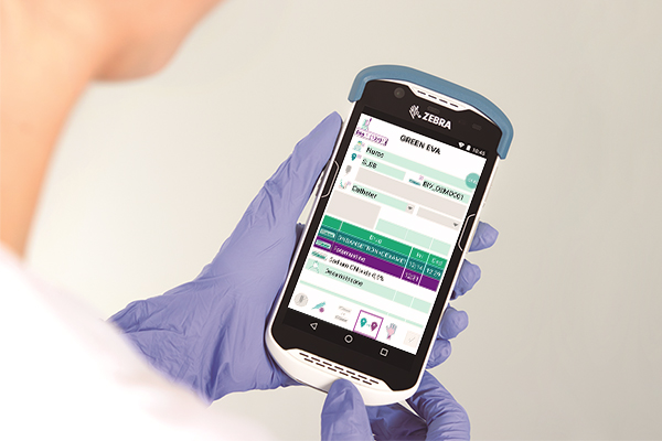 OncoSafety Remote Control®  in der Hand der Pflegekraft