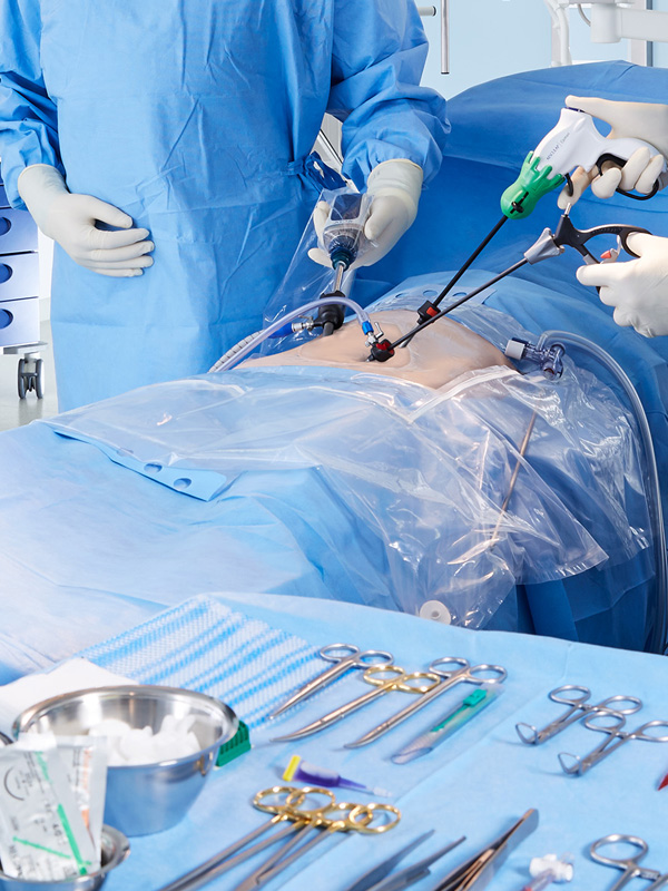 Zwei medizinische Fachkräfte, die laparoskopische Eingriffe mit fein gebogenen Instrumenten durchführen, mit Schwerpunkt auf Präzision und minimalinvasiven Techniken