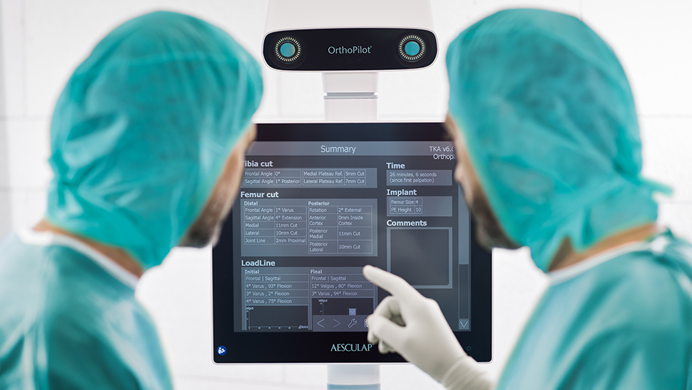 Zwei medizinische Fachkräfte verwenden den AESCULAP® OrthoPilot® Elite kombiniert chirurgische Präzision