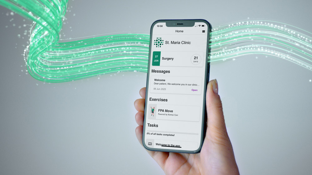 Ein Arzt und ein Patient sitzen zusammen am Tisch. Der Arzt zeigt ihm die ForPatientApp auf einem Tablet.