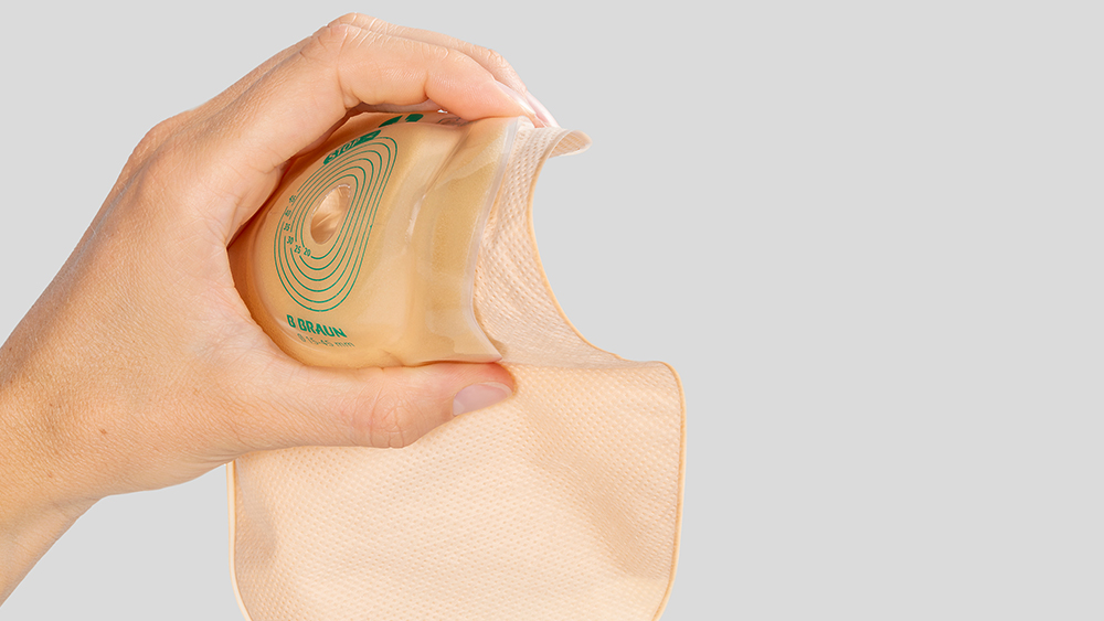 Hand hält einen Stomabeutel