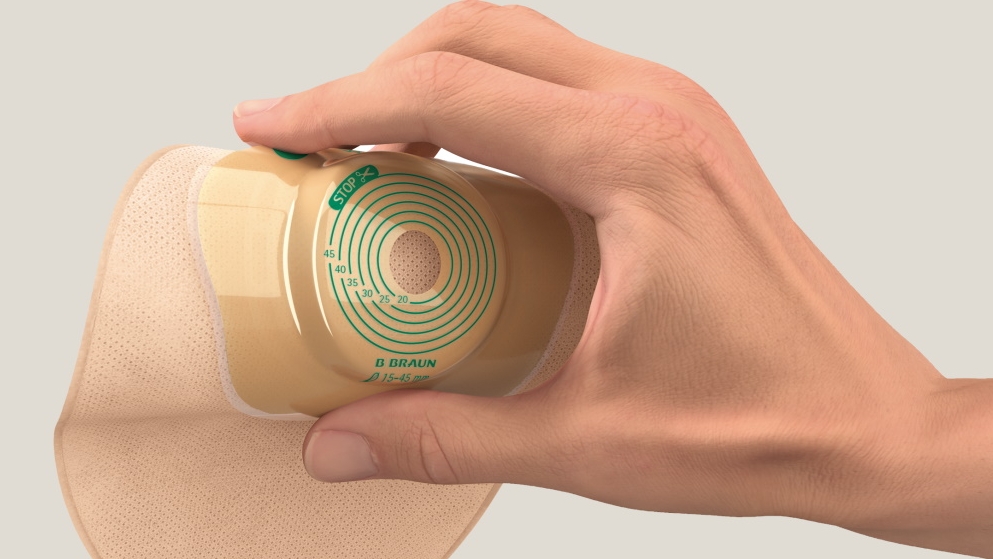 Eine Hand hält einen Stomabeutel